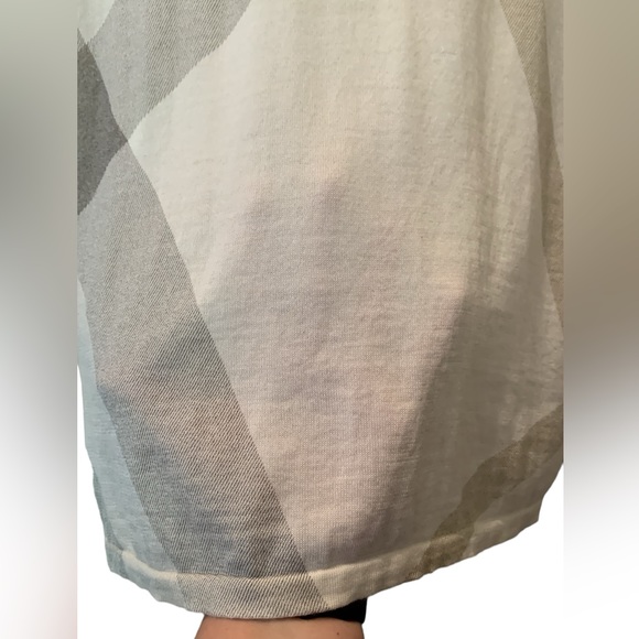 Burberry light wool sweater- perfect transitional weight! - Picture 6 of 7